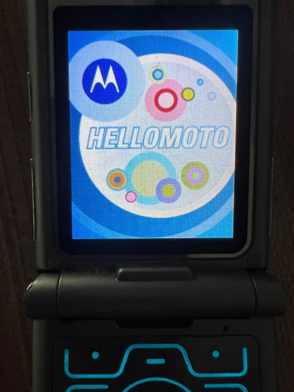 3 Vintage Motorola flip phones... with chargers.